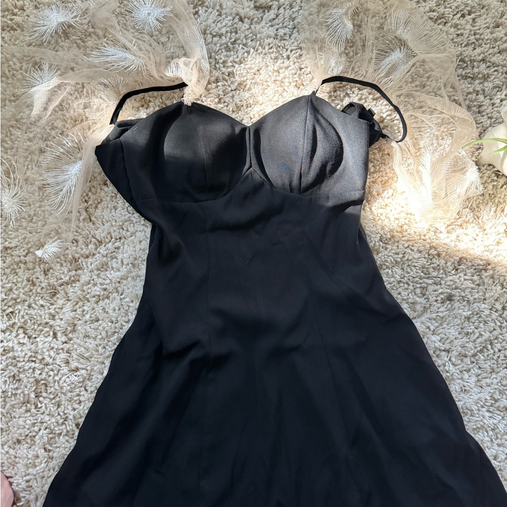 Super unique, elegant, beautiful little black dress cocktail flow sleeve.